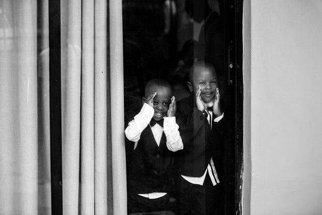 deti pri sklenených dverách.jpg
